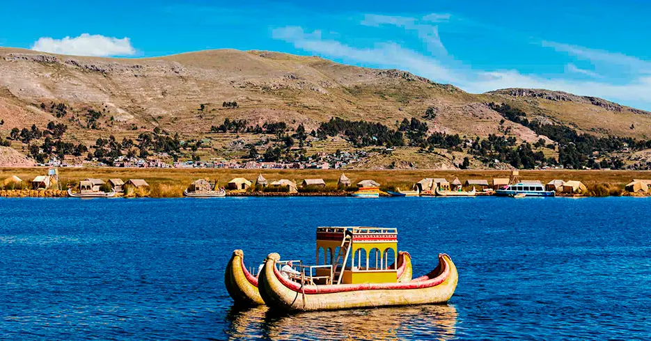 paseo en bote de totora en la isla flotante de uros