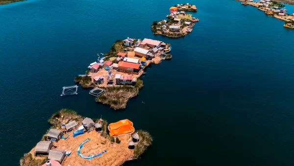 Conoce la isla flotante de Uros y su historia única 12 isla flotante de uros en puno