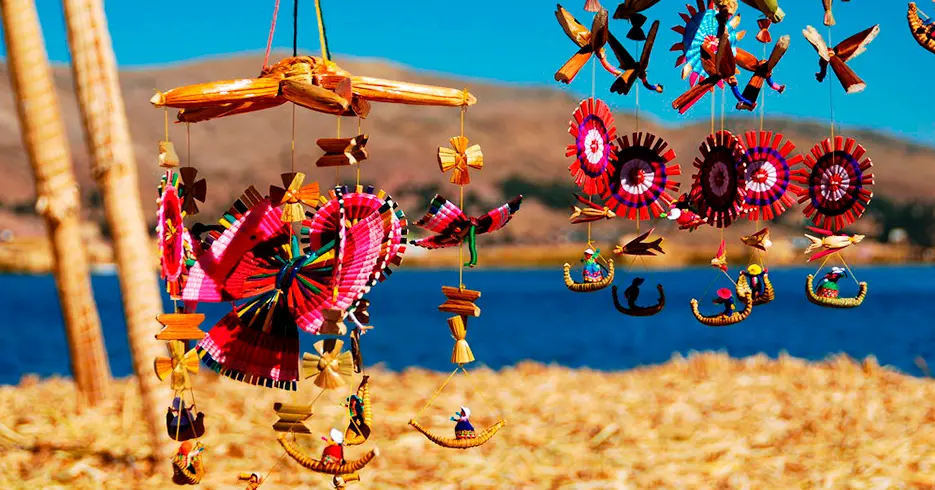 artesania de la isla flotante de uros