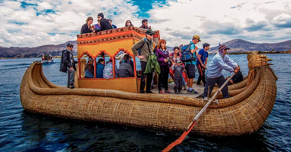 isla flotante de uros paseo en bote con turistas