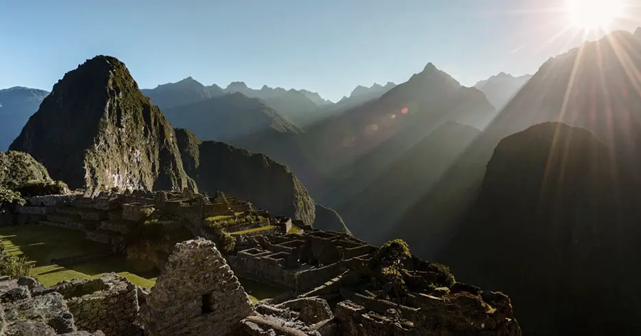 Machu Picchu despejado en una de las mejores temporadas para ir a Machu Picchu con los rayos del sol dando a la ciudadela inca