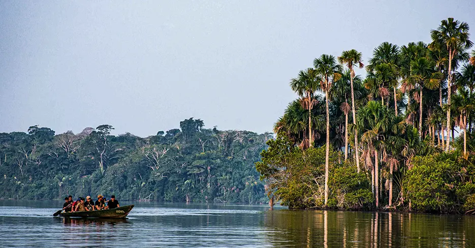 ¿Qué lugares puedo visitar en Perú? Maravillas naturales y culturales 4 Lago Sandoval en la selva peruana, muchos árboles y turistas en un barco por el lago