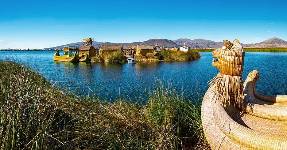Los 12 Mejores Consejos para viajar a Perú 14 Lago Titicaca en puno Perú, un barco de totora y las islas de los uros con un cielo celeste
