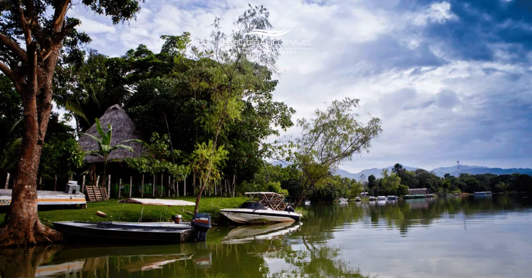 Qué hacer en Perú 2026: El Itinerario Incomparable para Viajeros de Lujo y Primeras Visitas. 12 laguna-azul_-tarapoto_-que-hacer-en-peru_-selva_-paisaje-de-la-selva-de-peru
