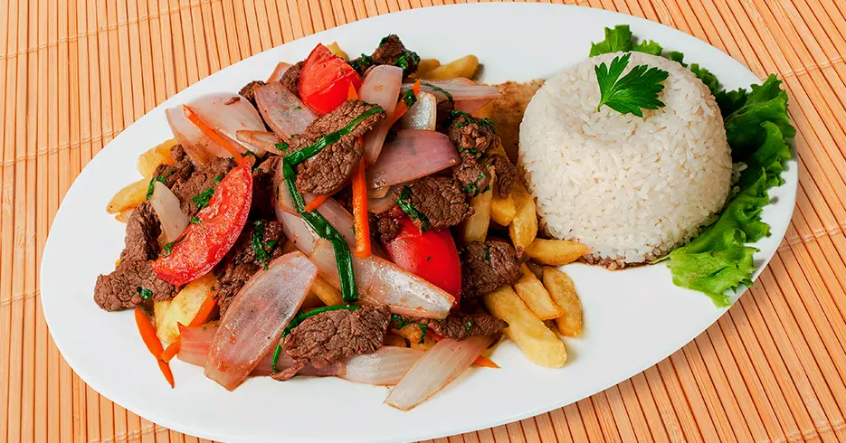5 Ciudades de Perú que Todo Viajero debe Conocer 3 plato de lomo saltado plato tipico de peru, arroz,carne,cebolla,papas fritas y tomate