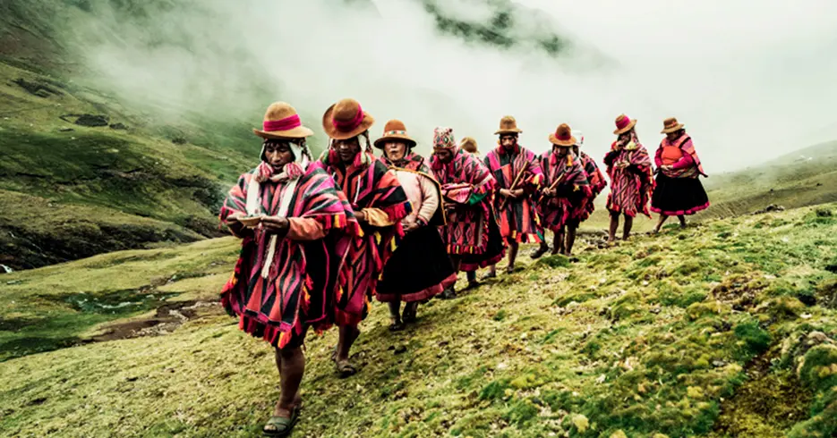 Visita la comunidad de los queros y vive su cultura 1 los queros caminando en los andes