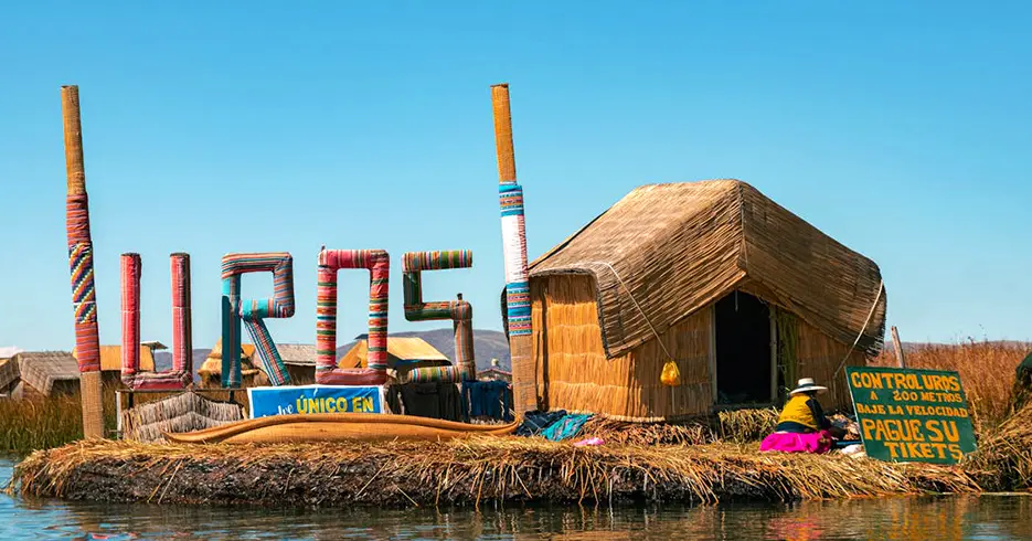 Lugares para visitar en Puno Perú: Explora lo Mejor con Nosotros 2 Isla de los Uros en el lago Titicaca, casa hecha de totora y la isla echa de totora sobre el lago Titicaca en Puno