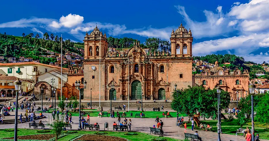 lugares turisticos de cusco - plaza de armas con vista de la catedral