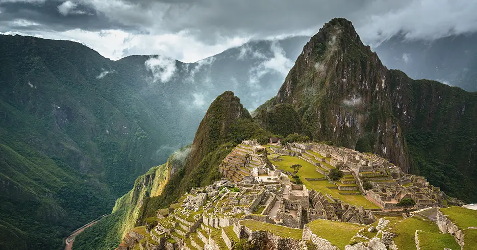 Machu Picchu en cusco rodeado de montañas y una pequeña vista del río vilcanota, paquete de machu picchu y lago titicaca
