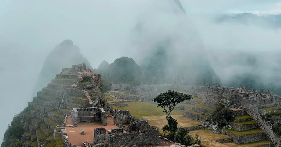 Machu Picchu nublado en la temporada de lluvia, mucha niebla que no deja ver la montaña principal