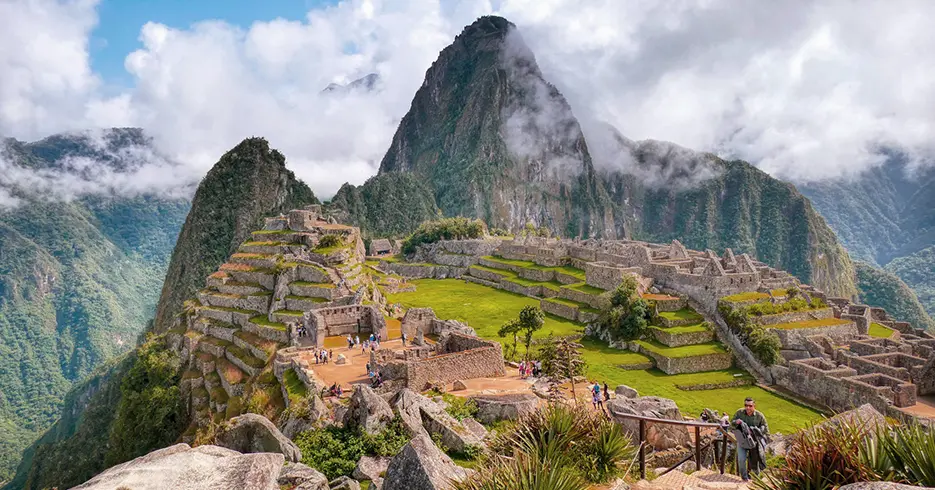 Viaja sin estrés: los mejores paquetes turísticos Cusco 1 Machu Picchu, desde un punto bonito que se ven los centros arqueológicos y la montaña del fondo