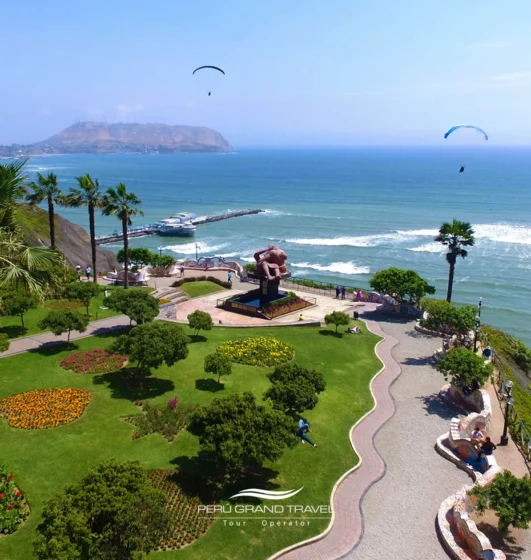 10 lugares para pasear en Lima que te harán amar de la ciudad 1 Enamórate de los atardeceres de Lima en el famoso Parque del Amor — donde la brisa del Pacífico y el arte se unen en perfecta armonía.