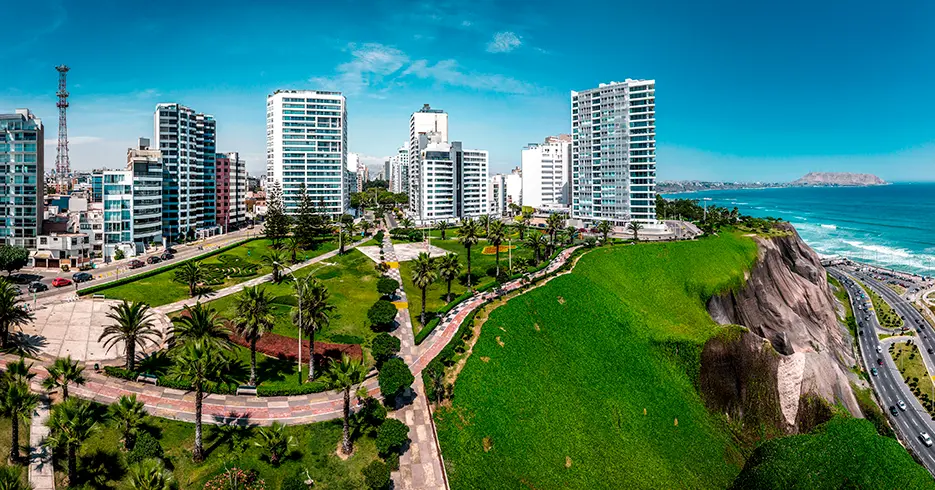 5 Ciudades de Perú que Todo Viajero debe Conocer 2 vista del malecon de miraflores en lima, areas verdes, muchos edificios y vista del oceano