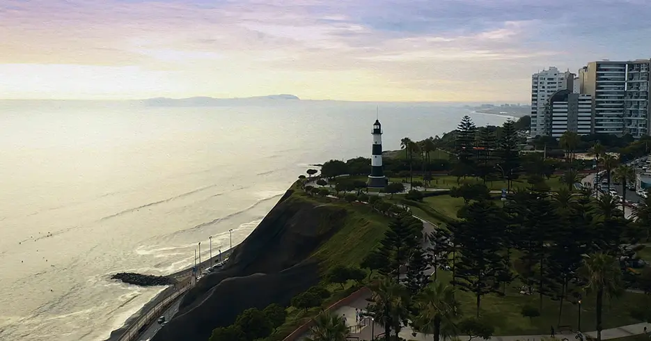 Qué visitar en Lima: lo mejor de la ciudad 3 malecon de miraflores en dron, con vista al mar y el faro de miraflores