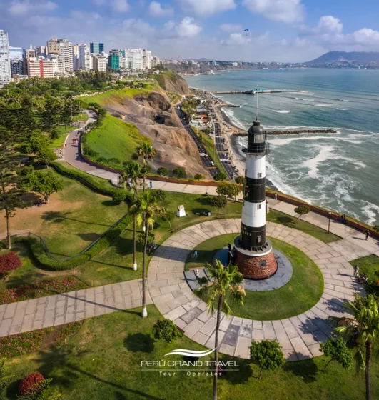 10 lugares para pasear en Lima que te harán amar de la ciudad 2 camina por el Malecón de Miraflores y contempla las olas desde su icónico faro. Uno de los lugares para pasear en Lima