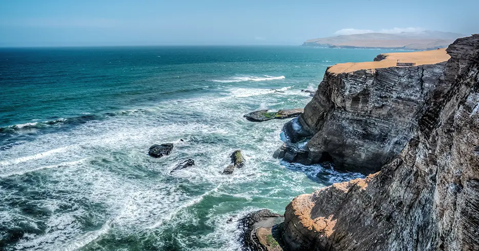 Mejor época para viajar a Perú y a la reserva nacional de paracas con el mar turquesa y grandes piedras