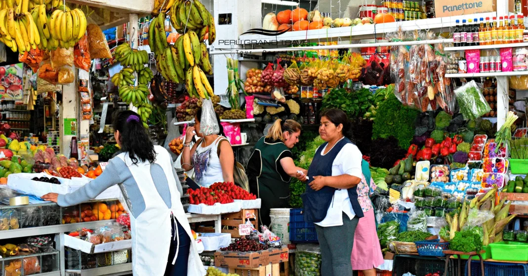 Comida Peruana: La Guía Definitiva de las 15 Maravillas Gastronómicas que Conquistarán tu Paladar 1 mercado-de-surquillo-en-lima