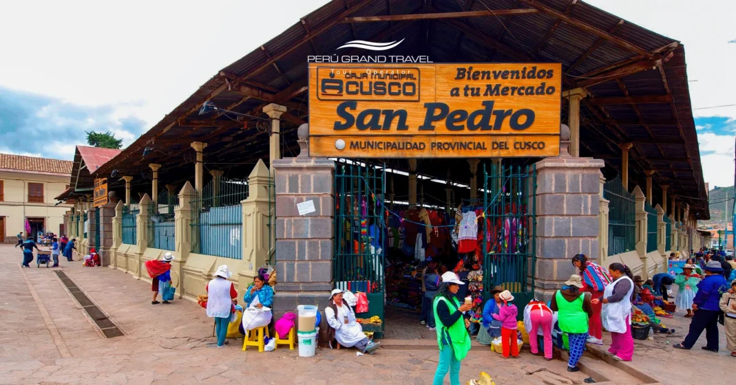 Qué hacer en Perú 2026: El Itinerario Incomparable para Viajeros de Lujo y Primeras Visitas. 1 mercado san epdro, cusco, cerca de la plaza de armas, vendedores de todo tipo, que hacer en peru