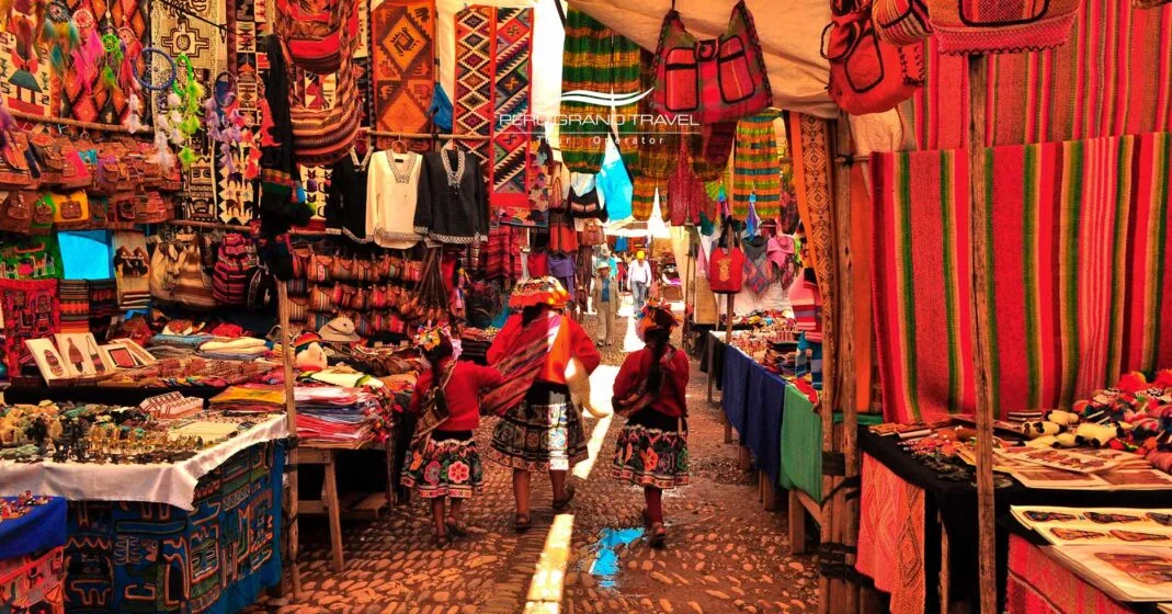 mercados en cusco - Pisaq con vista de textiles, bolsos andinos, sueters y ponchos