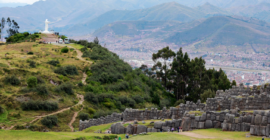 Qué ver en Lima y Cusco en 9 días: Guía completa para un viaje inolvidable 1 mirador-de- Sacsayhuamán-cusco