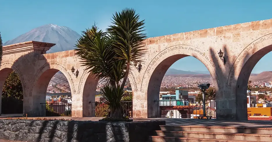 Mirador de yanahuara en arequipa, y al fondo a la izquierda en la parte de arriba se puede ver el volcán misti y la vista de la ciudad