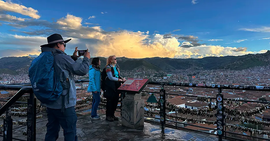 Los mejores 5 miradores en Cusco para tus fotos 3 miradores en cusco - mirador de san blas con turistas