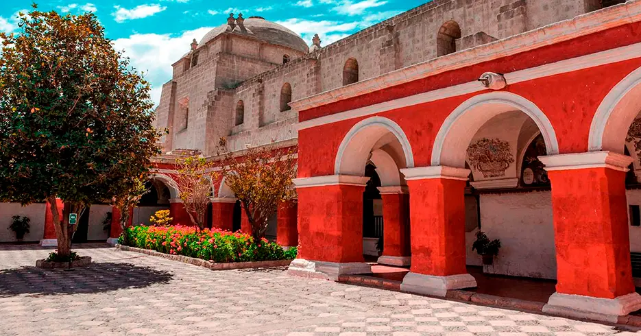 5 Ciudades de Perú que Todo Viajero debe Conocer 11 monasterio de santa catalina en arequipa