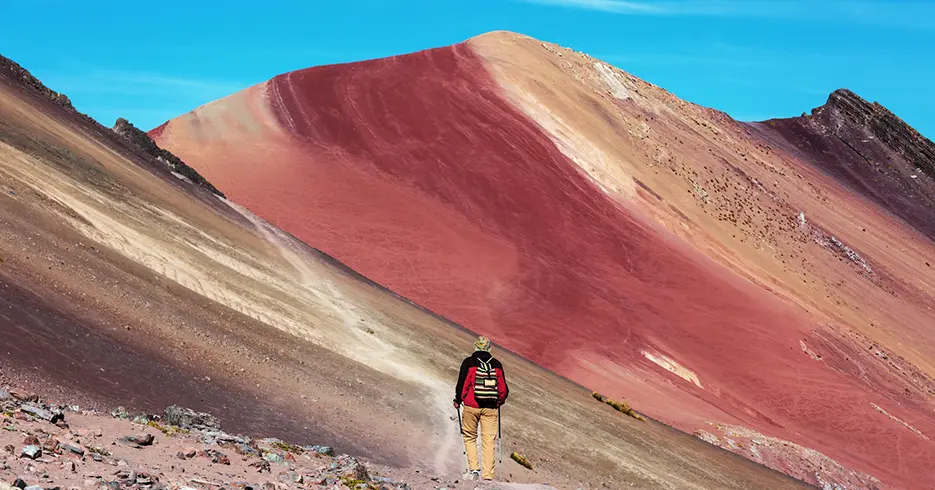 Viaja sin estrés: los mejores paquetes turísticos Cusco 3 camino al valle rojo en la montaña de los 7 colores