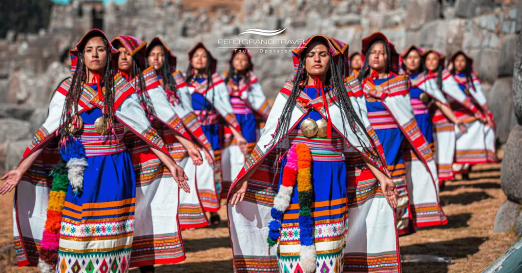 Los 7 Festivales más Famosos de Perú: Deberías vivirlo al menos una vez 1 Fiestas peruanas más famosas. Inti Raymi, fiestas en Perú, festividades en Perú, celebraciones en Perú, Inka, Qosqo, Plaza de Armas, Cusco, bailarinas, Festivales más Famosos de Perú.