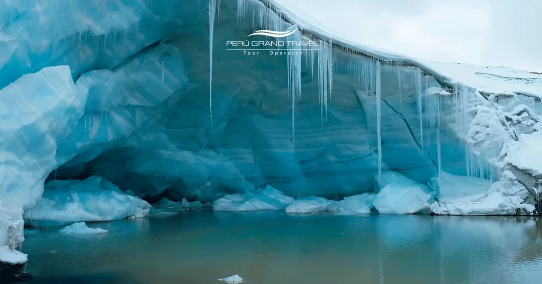 El Glaciar Quelccaya: 7 Secretos para Trekking en la Capa de Hielo Tropical más Grande del Mundo 1 muros de hielo del glaciar Quelccaya en Perú