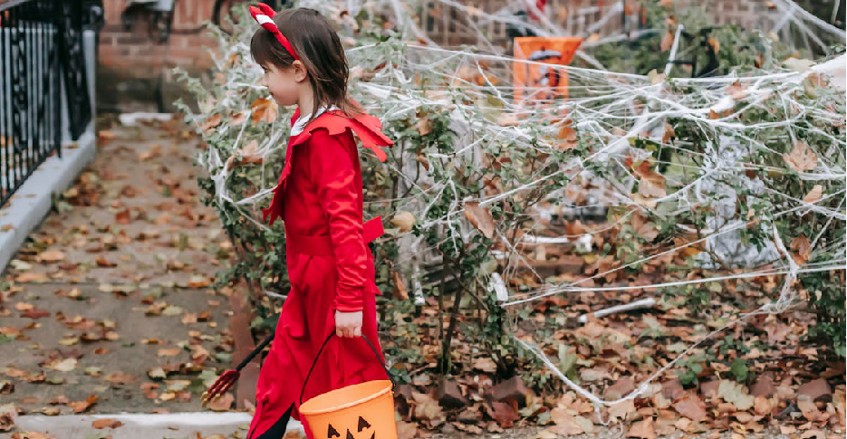 niña-pidiendo-dulces-en-halloween