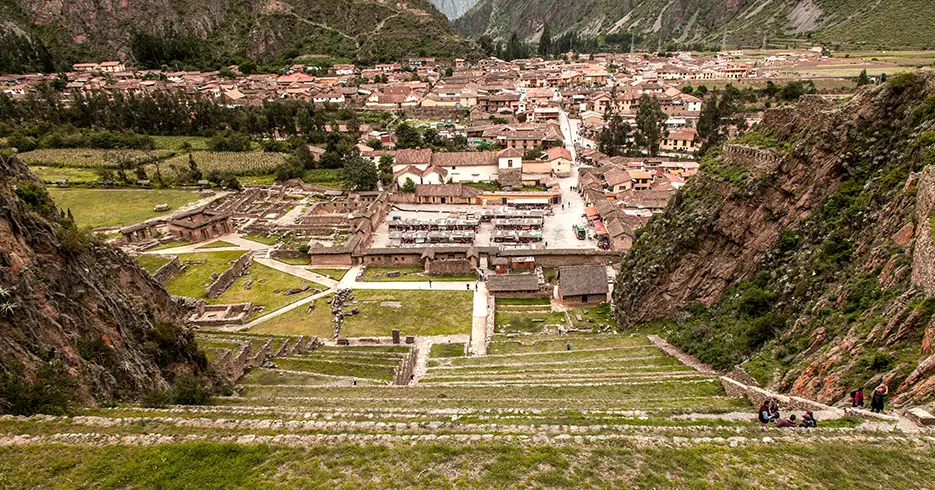 Explora Valle Sagrado Machu Picchu en 2 Días: Una Aventura Inca 3 Vista desde arriba del centro arqueológico de ollantaytambo, paisaje lleno de casas del pueblo y los andenes de ollantayatmbo