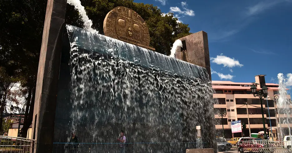 Viaja sin estrés: los mejores paquetes turísticos Cusco 7 La paccha de pumaq chupan en cusco, al final de la av. sol, podemos ver el sol de echenique en el medio y una caída de agua de aproximadamente 7 metros