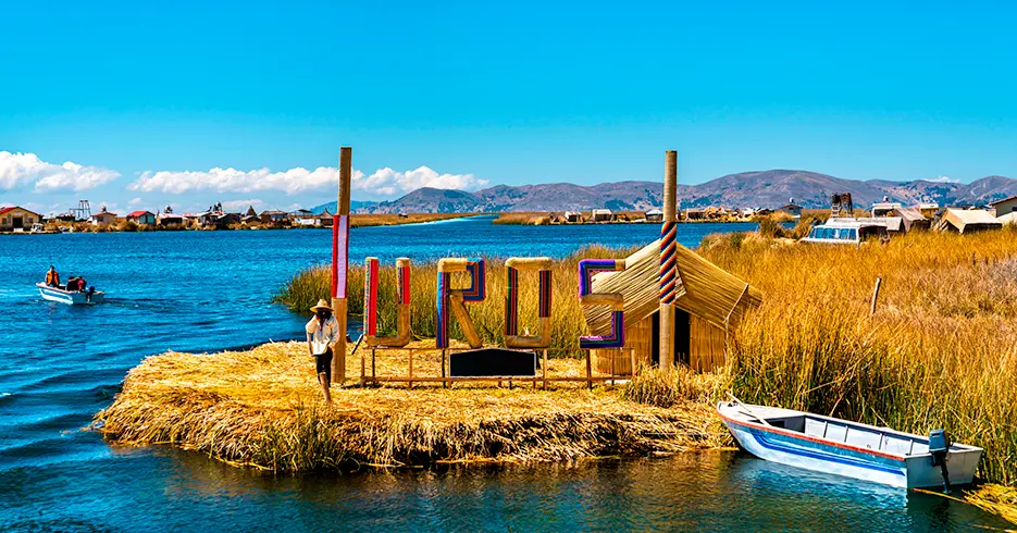 paisajes en peru, isla de los uros en puno peru