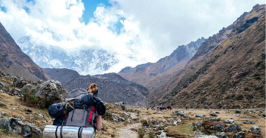 Como Viajar a Machu Picchu con Paquetes Turísticos: Rutas y experiencias únicas 2 partiendo-de-collpapampa-hacia-pueblo-de-aguas-calientes
