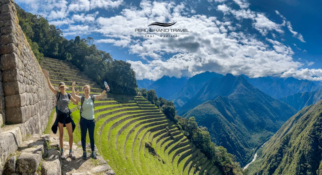 Día Internacional de la Mujer: Celebra, Inspira y Engríete con Experiencias Significativas 2 personas en intipunku, entrada de camino inca, viajeros en machupicchu, camino inca, portada del sol, foto panoramica de trekkeros en camino inca, viajeros en intipunku, viajeros en Camino Inca de 2 días vs. 4 días