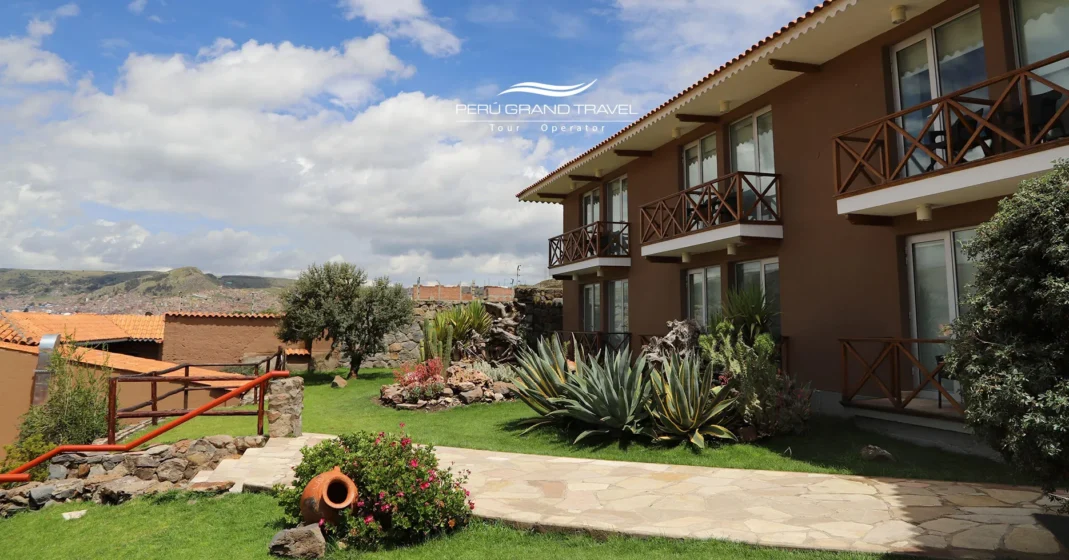 Hoteles de Lujo en Puno, Perú: La Guía Definitiva para Alojamientos en el Lago Titicaca 2026 2 Exterior de Casa Andina Premium Puno con balcones de madera y jardín paisajístico en Hoteles de Lujo en Puno, Perú.