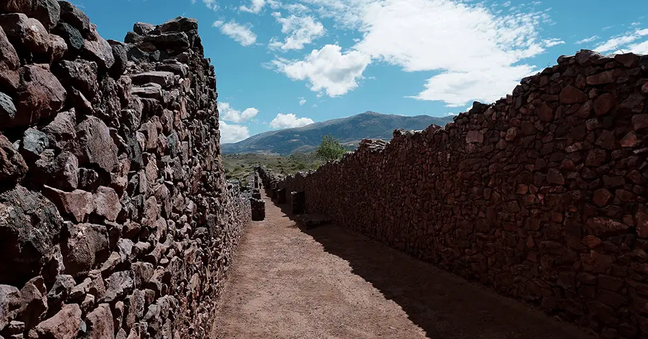 Cosas que hacer en Cusco: Lo mejor de la ciudad en un solo viaje 4 Centro arqueológico pre inca de los Wari, con un cielo celeste