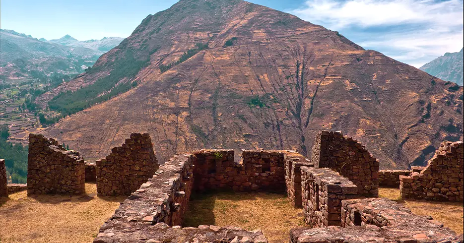 Explora Valle Sagrado Machu Picchu en 2 Días: Una Aventura Inca 1 Centro arqueológico de pisac en el valle sagrado, se observan vestigios incas y una montaña al frente