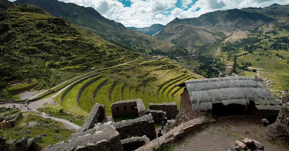 La Mejor Época del Año para Visitar Perú: Guía Estratégica de Clima, Cultura y Experiencia 2 El sitio arqueológico de pisac cosas que hacer en cusco visitar y ver el paisaje verde y sus estructuras incas