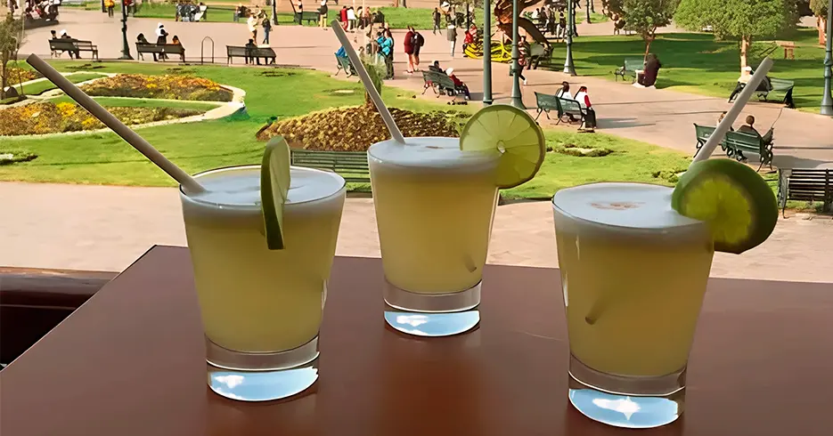 10 bebidas peruanas que harán tu viaje inolvidable 6 pisco sour, coctel bandera del peru