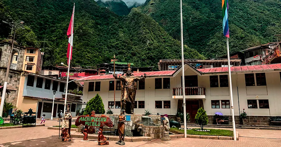 plaza de armas de aguas calientes machu picchu pueblo