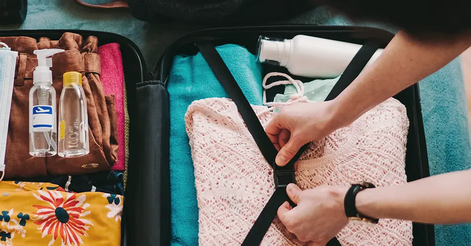 Los 12 Mejores Consejos para viajar a Perú 9 Preparando la maleta para viaje a Perú, ropa, pantalones, atomizador y algunos envases