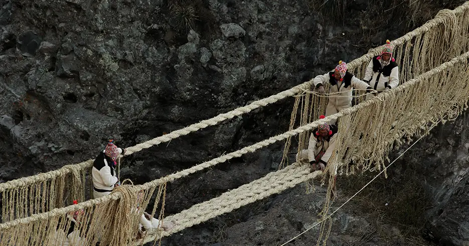 personas locales construyendo el puente qeswachaka, el ultimo puente inca