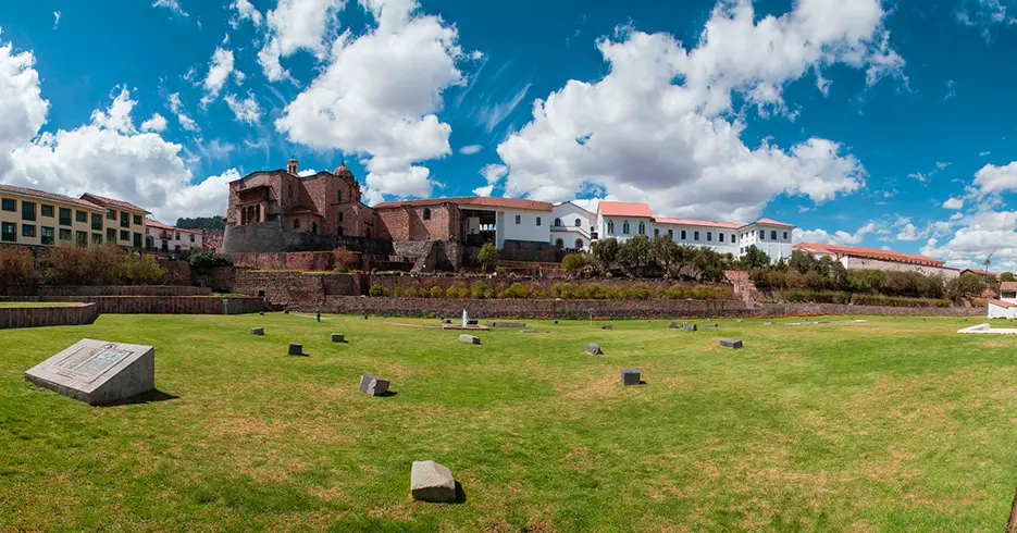 Tour cusco y Machu Picchu 3 Días: Un Viaje Inolvidable a la Ciudad Perdida 2 El templo del sol, qoricancha en el city tour jardin despejado y verde con la vista del templo de santo domingo