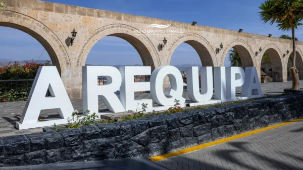 Que cosas hacer en Arequipa: posar para una hermosa foto junto a las grandes letras de “Arequipa” en el mirador de Yanahuara.