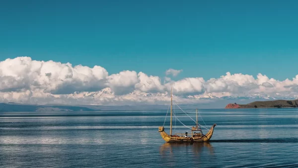 13 cosas increíbles que hacer en Puno y el Lago Titicaca 13 que hacer en puno, paseo en barco de totora en el lago titicaca