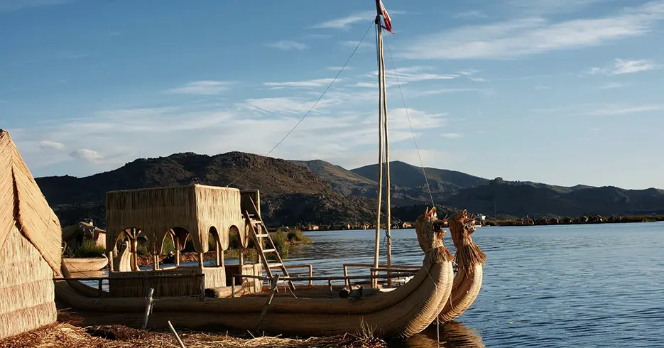 13 cosas increíbles que hacer en Puno y el Lago Titicaca 6 barco de totora en el lago titicaca