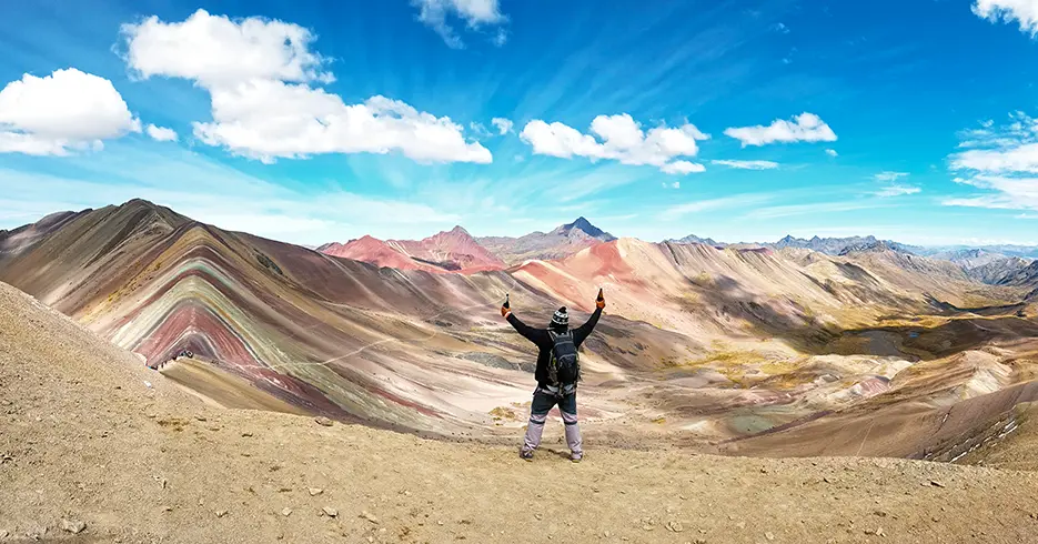 ¿Qué ropa llevar a Machu Picchu? La guía definitiva para viajeros 7 Qué ropa llevar a Machu Picchu y cusco, montaña de los 7 colores, cielo celeste y las vistas de las montañas con colores rojos y amarillos