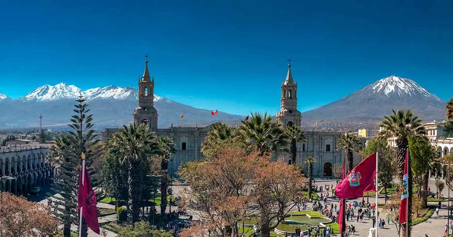 Qué Ver en Arequipa: Los Imprescindibles de la Ciudad Blanca 3 que ver en arequipa, vista amplia de la plaza de armas y el volcan misti de arequipa